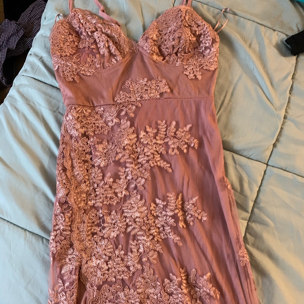 Supper pretty lacy dress with a flattering slit